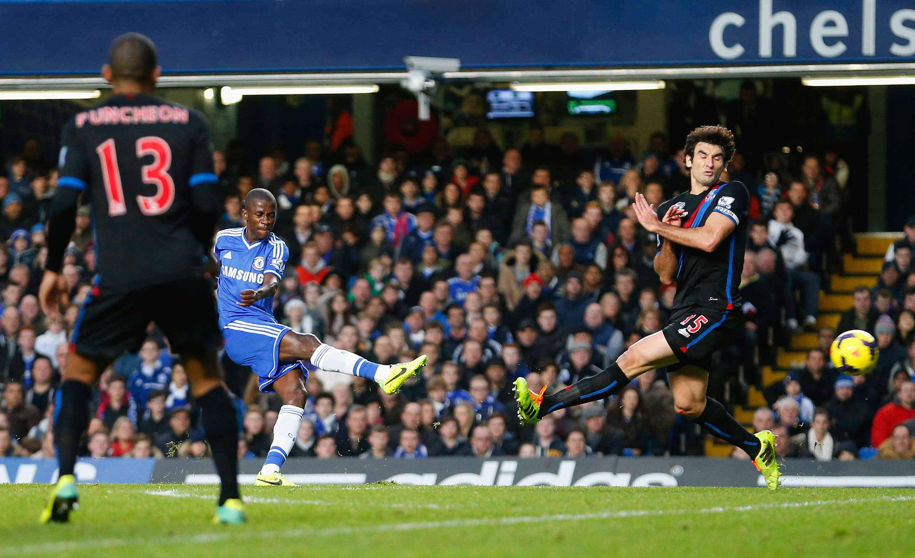 Ramires (giữa) tự tin cùng Chelsea tái đấu Crystal Palace tối 3-5 Ảnh: REUTERS