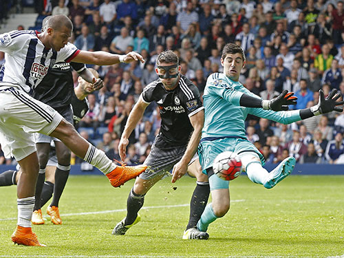 H&agrave;ng thủ Chelsea vất vả cản ph&aacute; Rondon  Ảnh: REUTERS