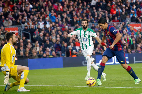 Barca hy vọng Suarez (phải) sẽ ghi nhiều bàn hơn trong năm 2015, bắt đầu từ chuyến làm khách tại Sociedad Ảnh: REUTERS