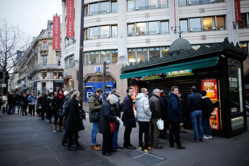 Nhiều người xếp h&agrave;ng trước một ki-ốt ở Paris để mua số b&aacute;o Charlie Hebdo  Ảnh: REUTERS