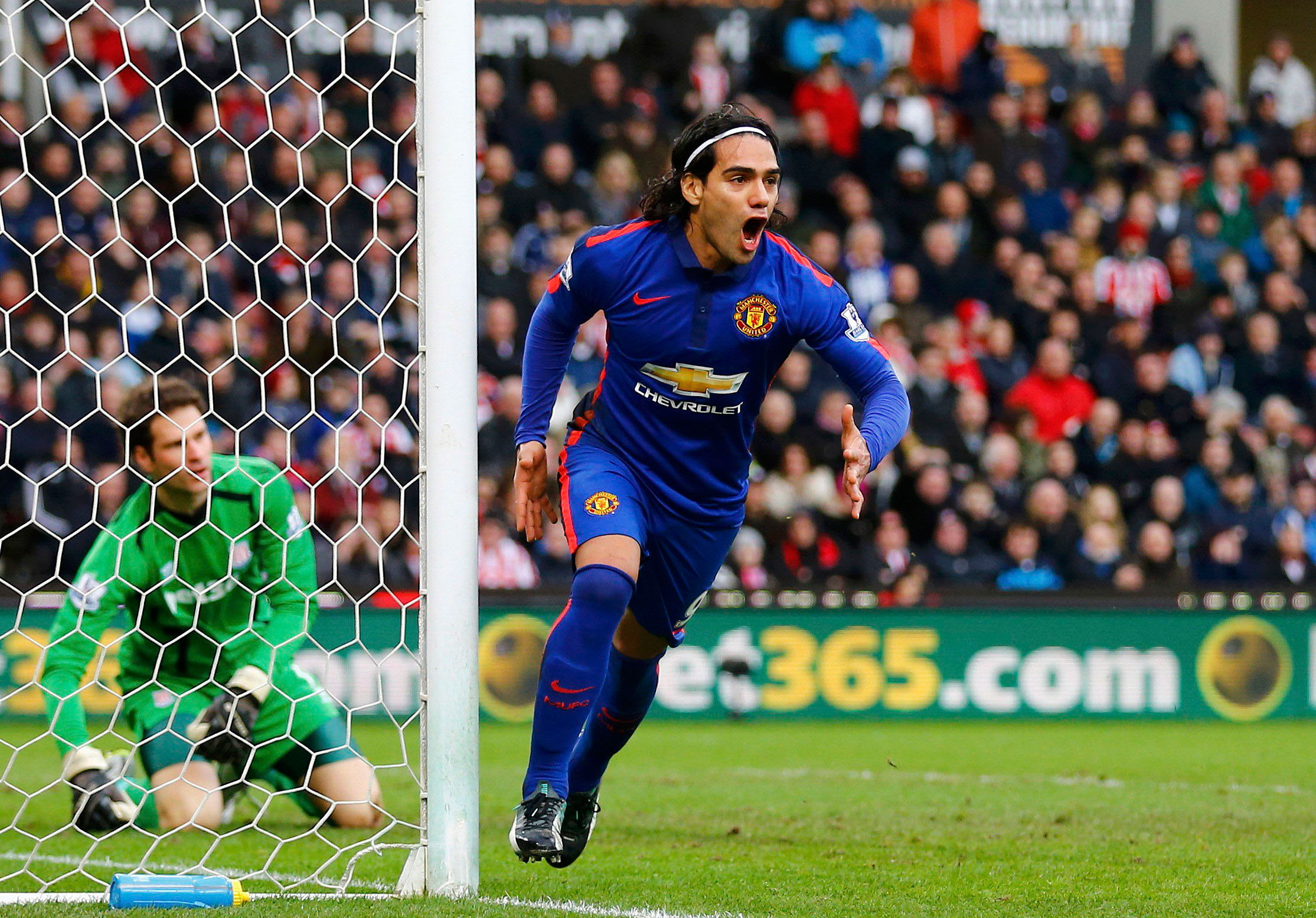 Falcao trong lần giúp M.U phá lưới Stoke ở trận 2 đội hòa nhau 1-1 vào đầu năm 2015 Ảnh: REUTERS