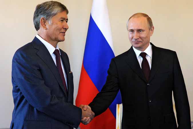 Tổng thống Nga Vladimir Putin (phải) hội đàm với Tổng thống Kyrgyzstan Almazbek Atambayev ở St. Petersburg ngày 16-3 Ảnh: RIA NOVOSTI