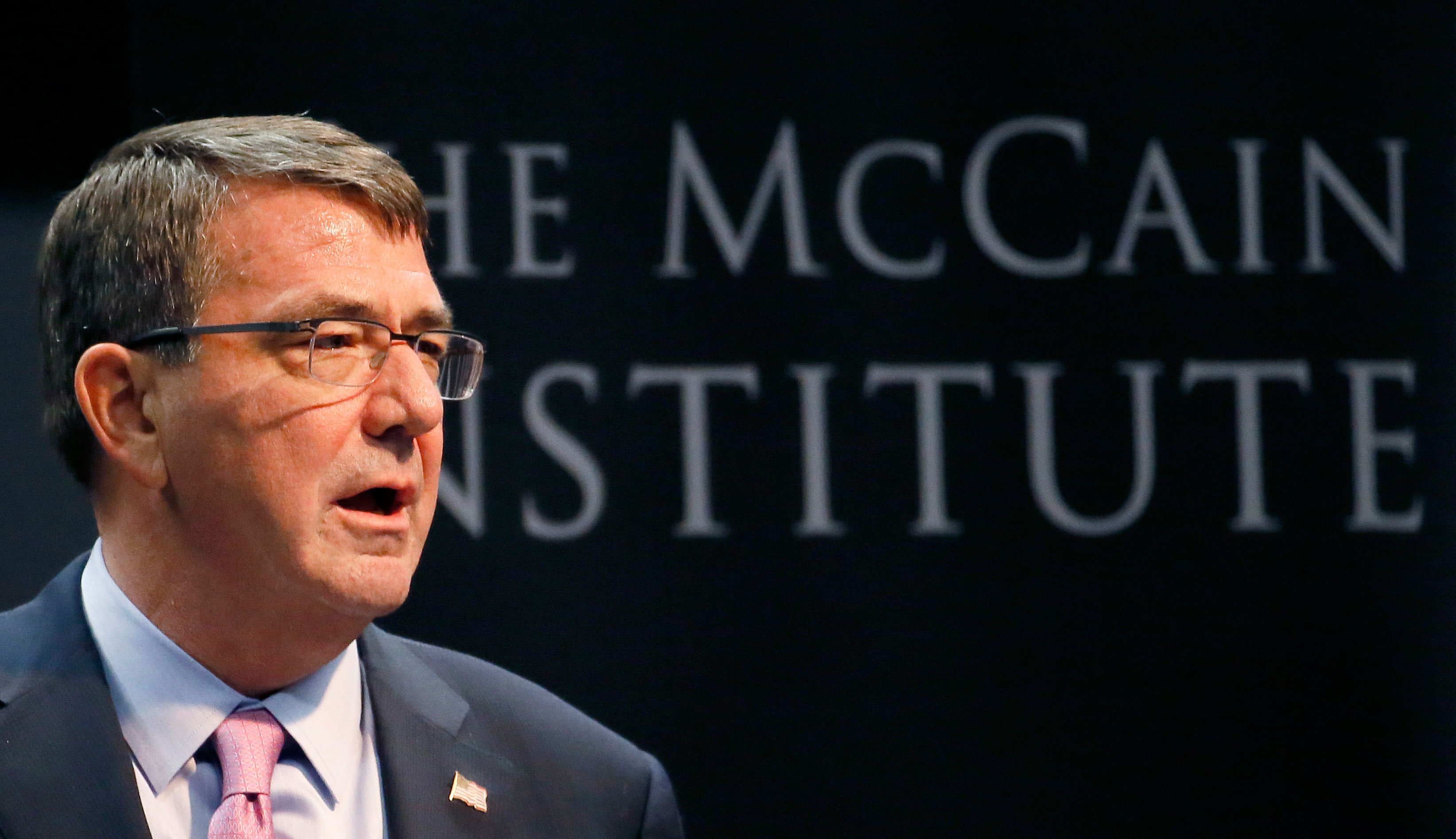 Bộ trưởng Quốc phòng Mỹ Ashton Carter phát biểu tại Trường ĐH Arizona hôm 6-4 Ảnh: AP