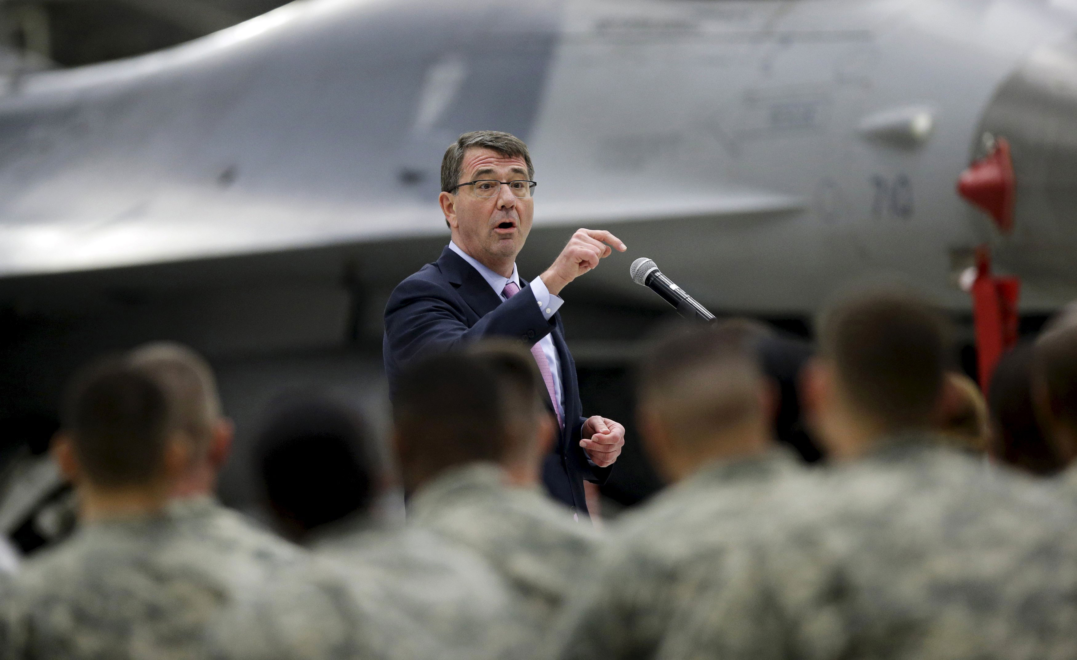Bộ trưởng Quốc ph&ograve;ng Mỹ Ashton Carter ph&aacute;t biểu tại căn cứ kh&ocirc;ng qu&acirc;n Osan của Mỹ ở ph&iacute;a Nam Seoul h&ocirc;m 9-4 Ảnh: AP