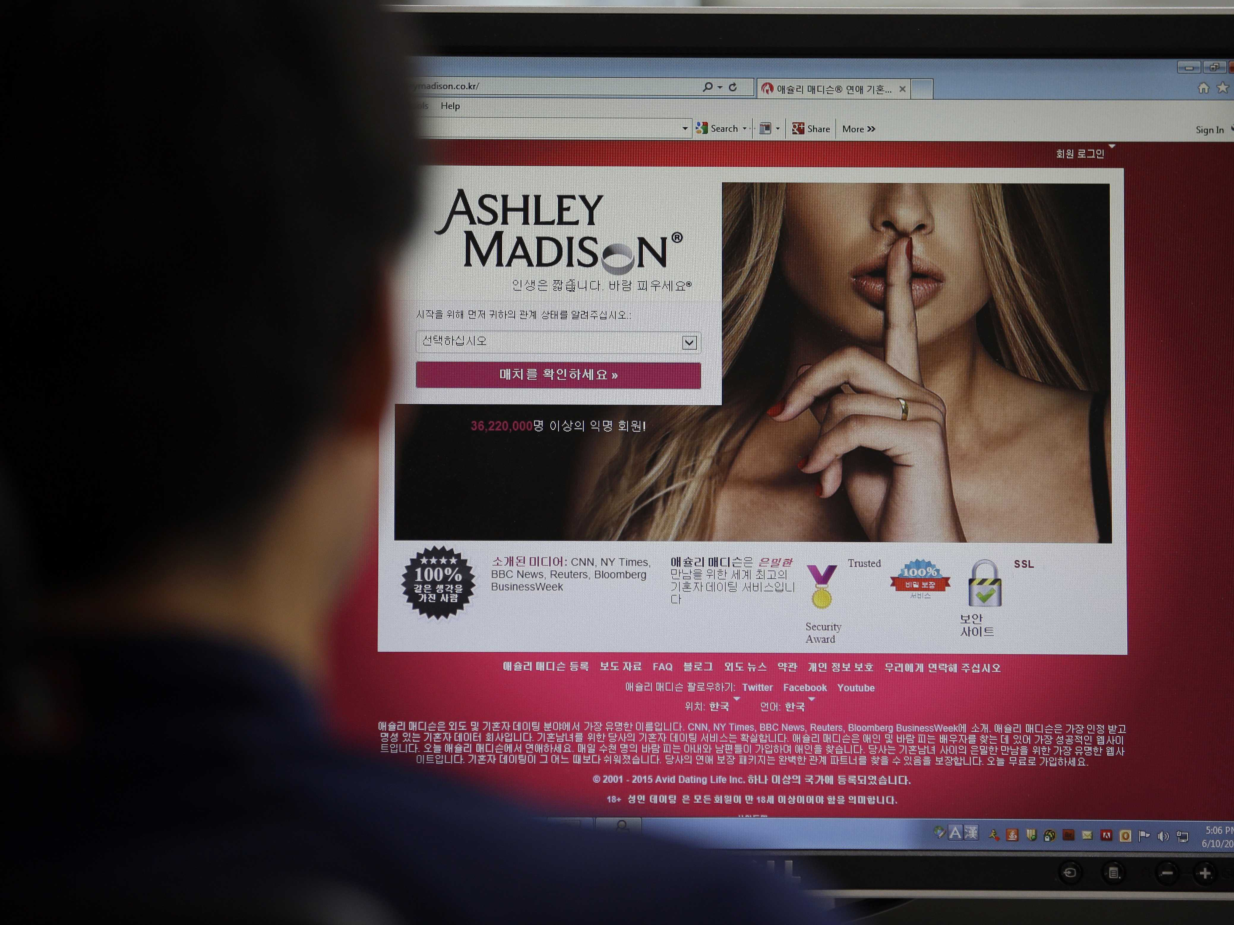 Dữ liệu cá nhân của hàng triệu thành viên website hẹn hò Ashley Madison đang bị phơi bày trên mạng Ảnh: AP