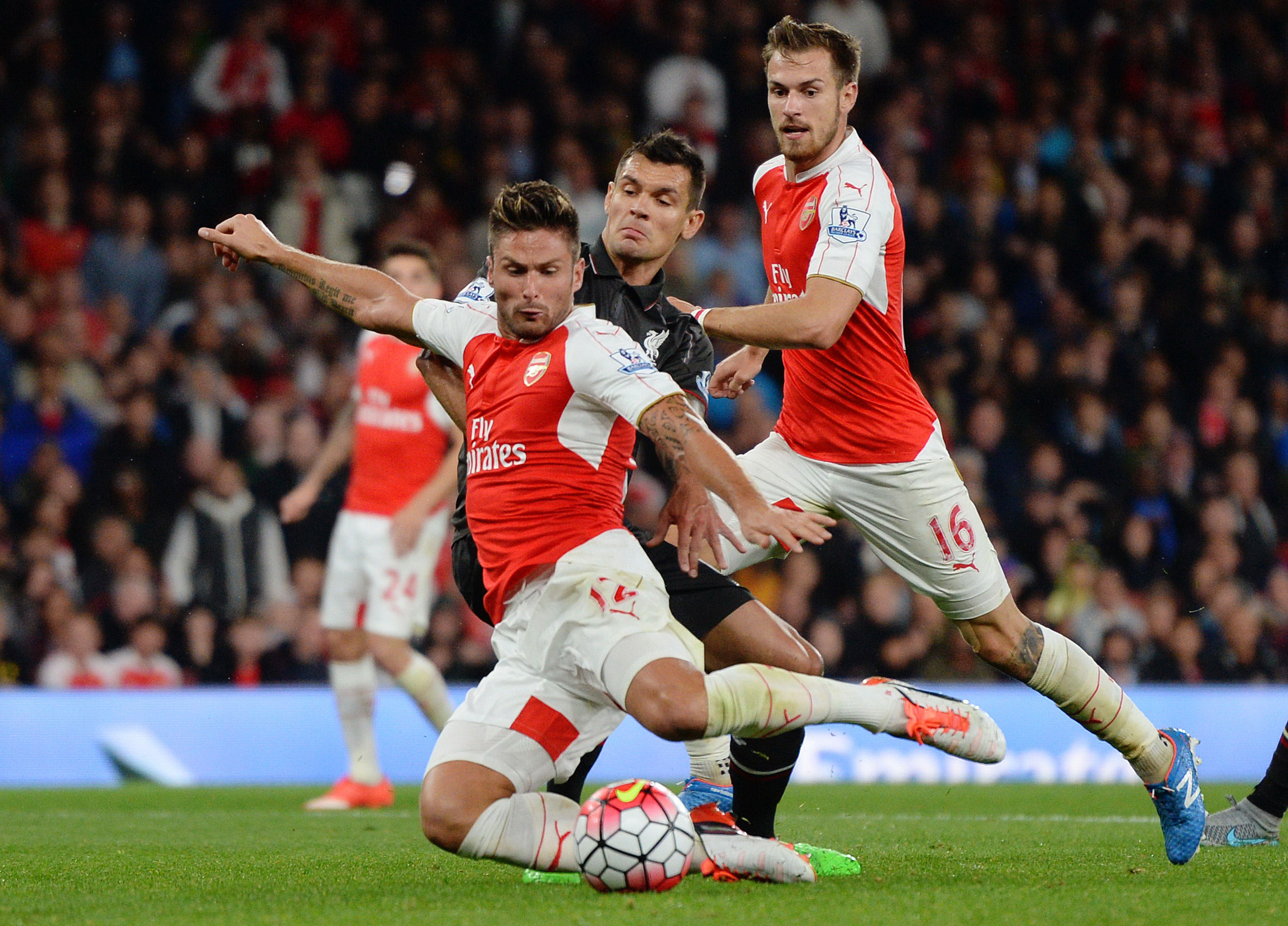 Arsenal kỳ vọng Giroud (tr&aacute;i) sẽ ph&aacute;t huy duy&ecirc;n ghi b&agrave;n v&agrave;o lưới Newcastle. Anh ghi 8 b&agrave;n sau 6 lần đối đầu Newcastle    Ảnh: REUTERS