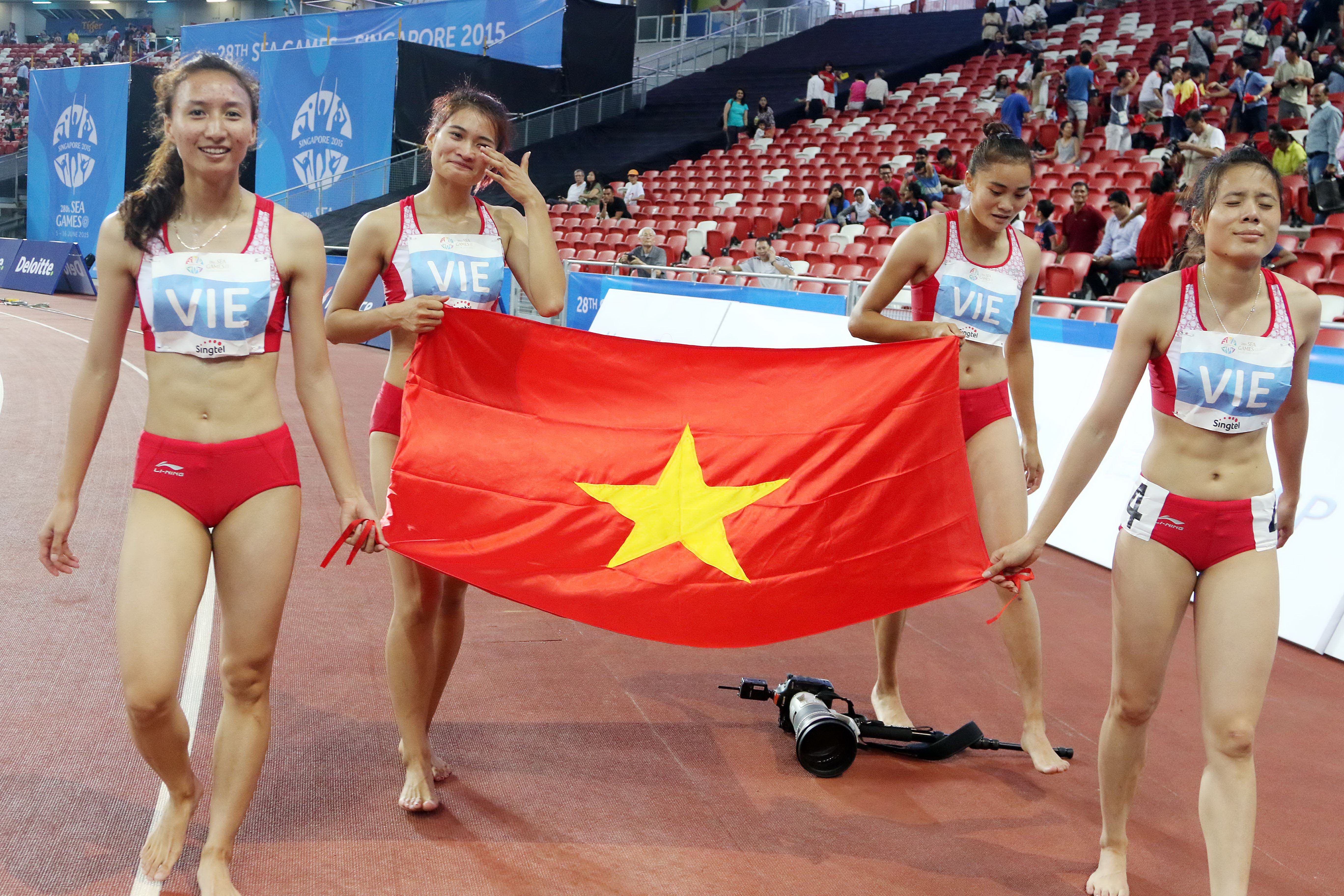 Nguyễn Thị Th&uacute;y (b&igrave;a tr&aacute;i) sau khi c&ugrave;ng đồng đội về nhất v&agrave; ph&aacute; kỷ lục nội dung 4 x 400 m  
Ảnh: QUANG LI&Ecirc;M