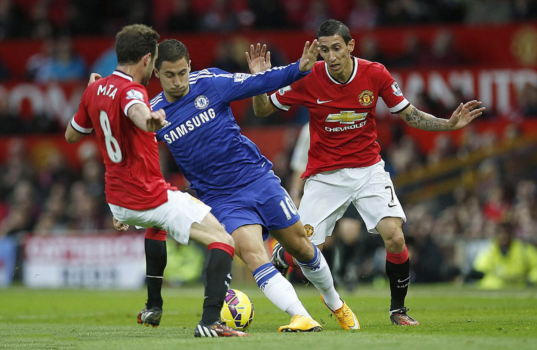 Mata và Hazard (giữa), một trong những cuộc đối đầu thú vị ở đại chiến đêm 18-4
Ảnh: REUTERS