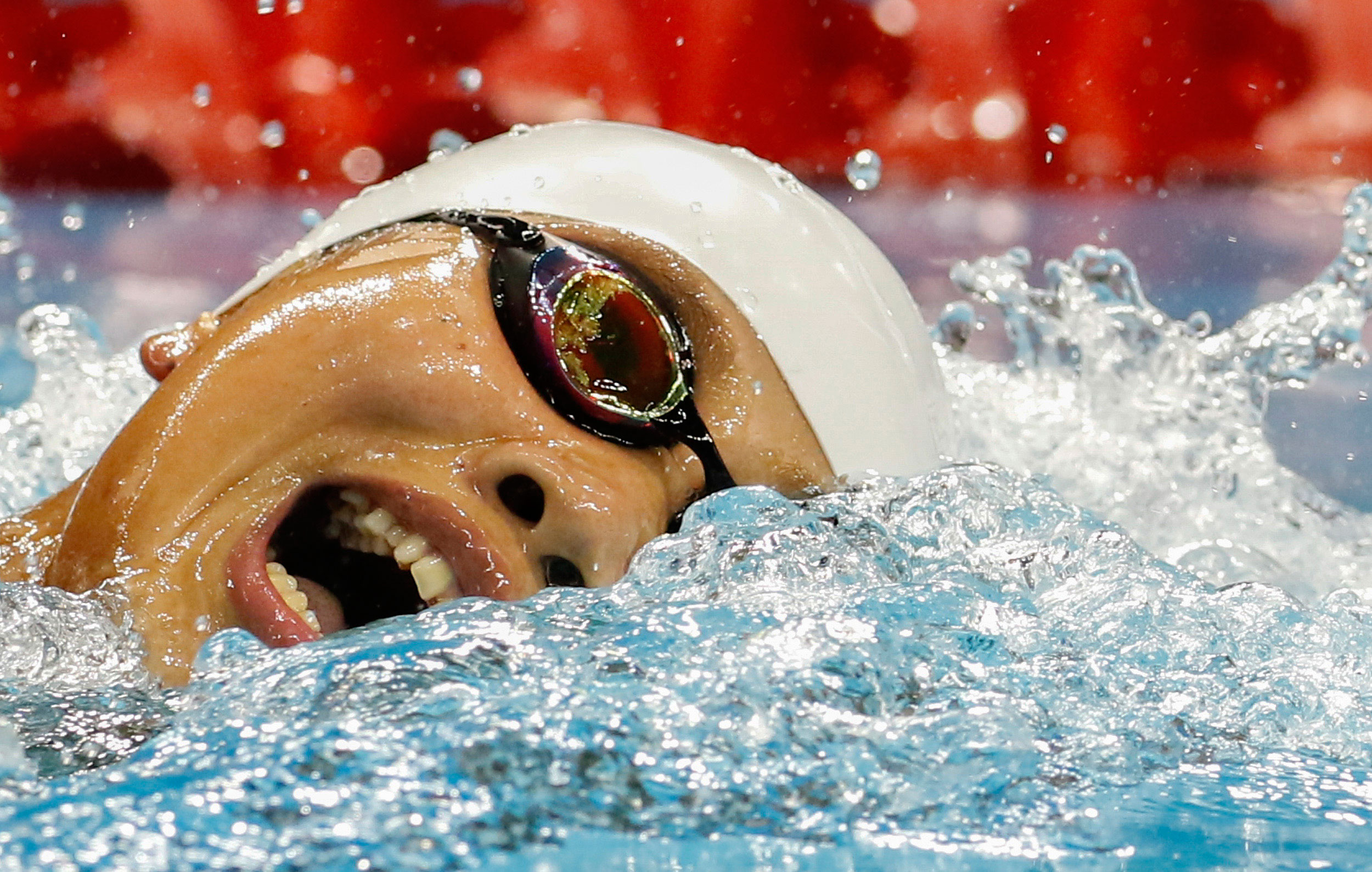 Ánh Viên chinh phục đường bơi 400 m tự do với kỷ lục SEA Games thứ 8 Ảnh: REUTERS