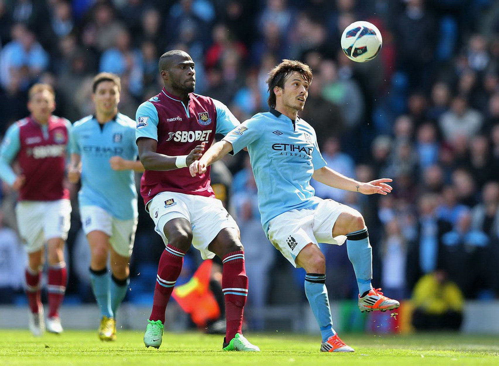 Man City buộc phải thắng West Ham nếu HLV Pellegrini muốn giữ ghế Ảnh: REUTERS