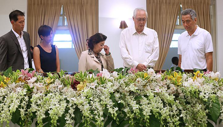 Thủ tướng Singapore Lý Hiển Long (bìa phải) bên linh cữu cha - ông Lý Quang Diệu Ảnh: The Straits Times