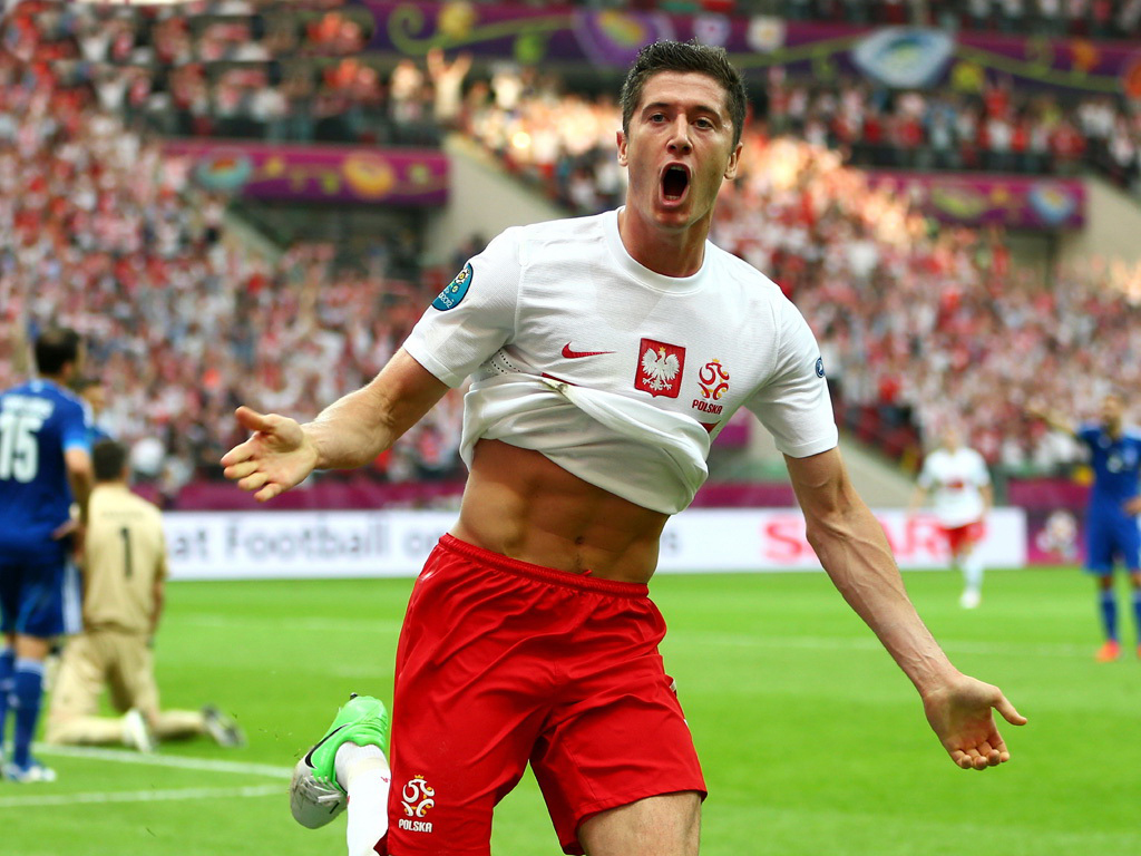 Lewandowski với hat-trick nhanh nhất sự nghiệp 
v&agrave;o rạng s&aacute;ng 14-6Ảnh: REUTERS