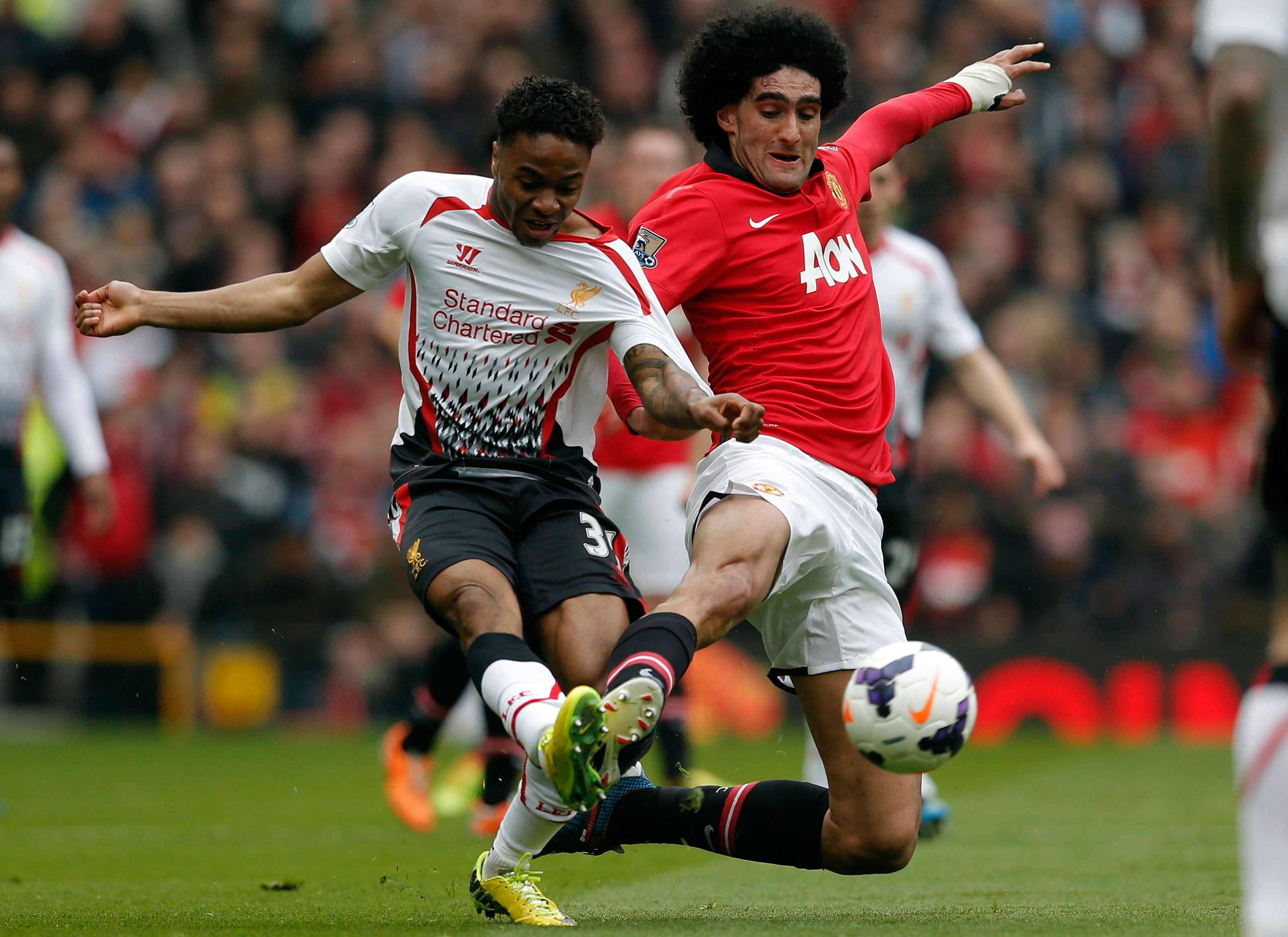 (chỉ up online) Liverpool của Sterling (trái) quyết thắng để đòi món nợ thua 0-3 và vượt qua M.U trên bảng xếp hạng Ảnh: REUTERS