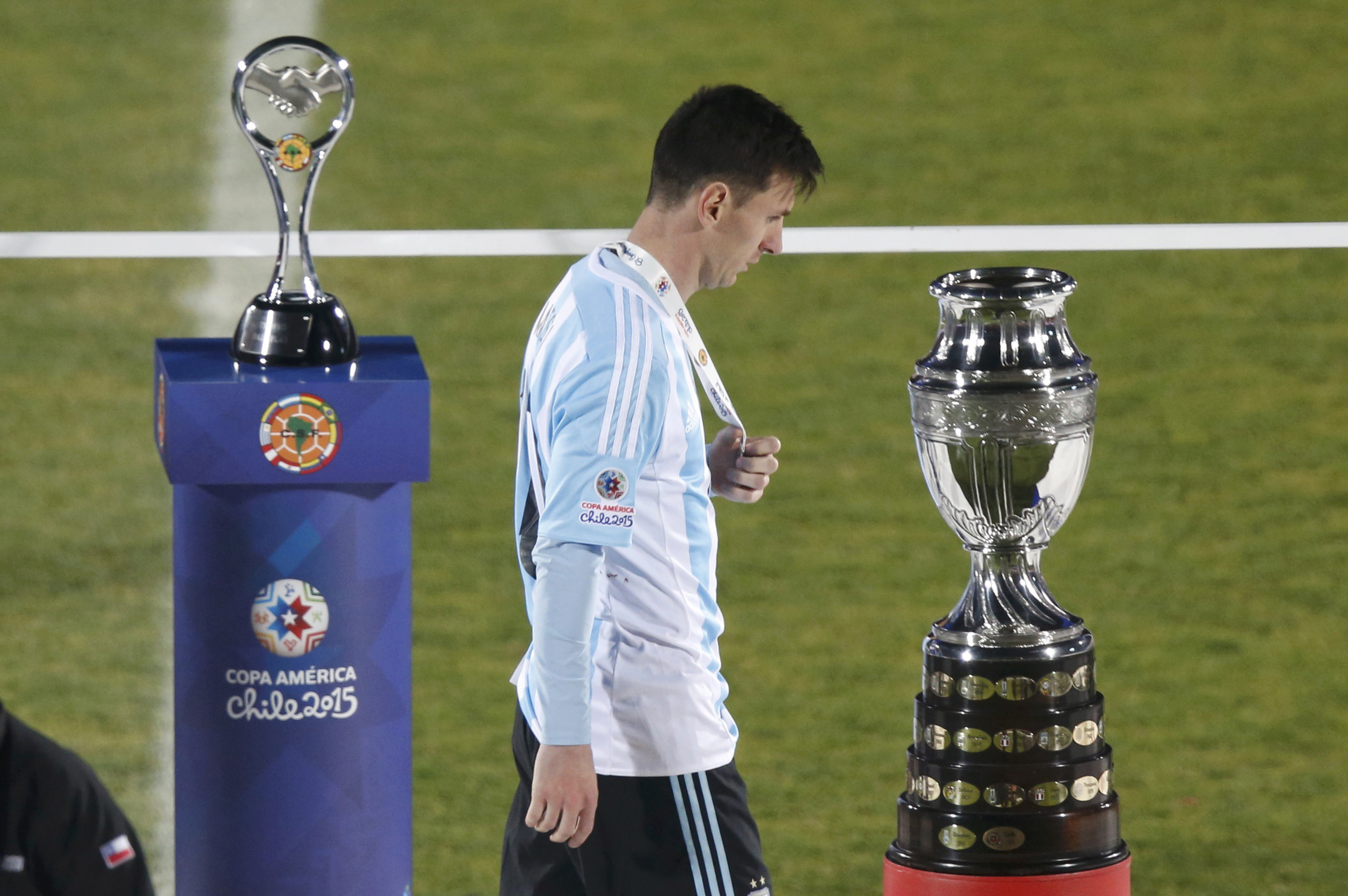 Messi sau khi nhận HCB rạng s&aacute;ng 5-7. Danh hiệu lớn trong m&agrave;u &aacute;o ĐTQG một lần nữa lảng tr&aacute;nh anh 
Ảnh: REUTERS