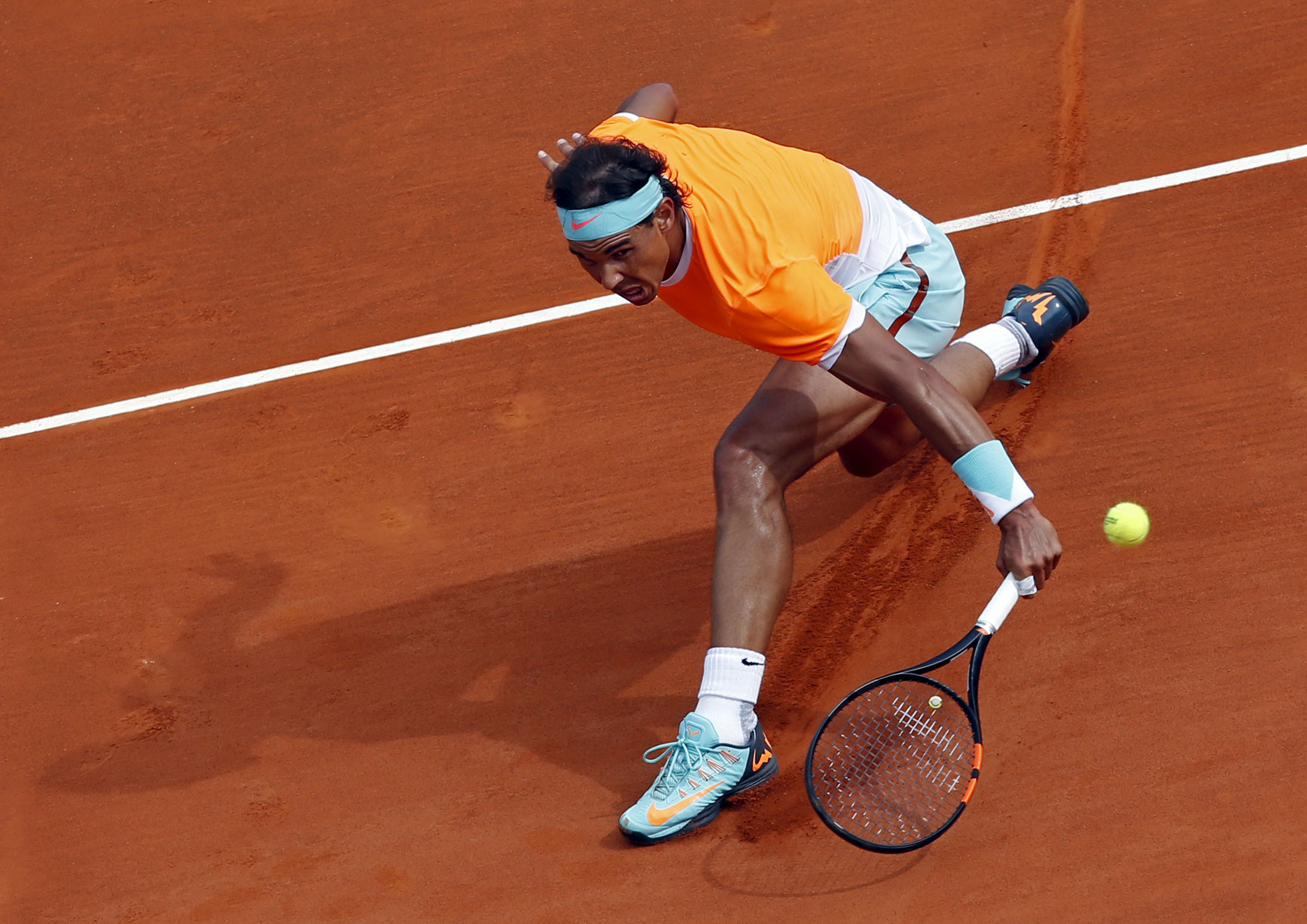 Nadal vất vả trong trận b&aacute;n kết tối 18-4 khi Djokovic chơi qu&aacute; hay   Ảnh: REUTERS