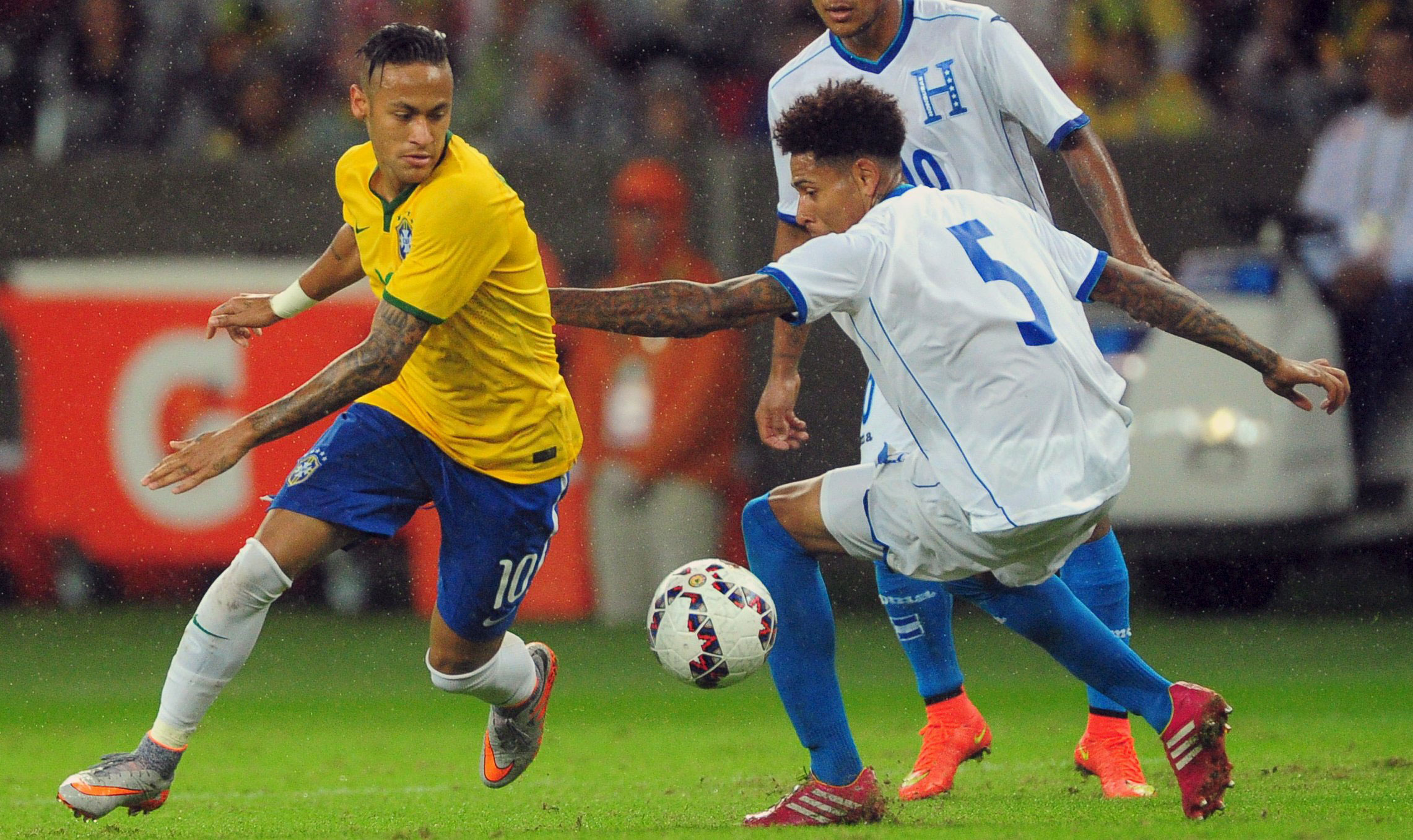 Neymar (trái) trong trận giao hữu Brazil thắng Honduras 1-0 sáng 11-6 Ảnh: REUTERS
