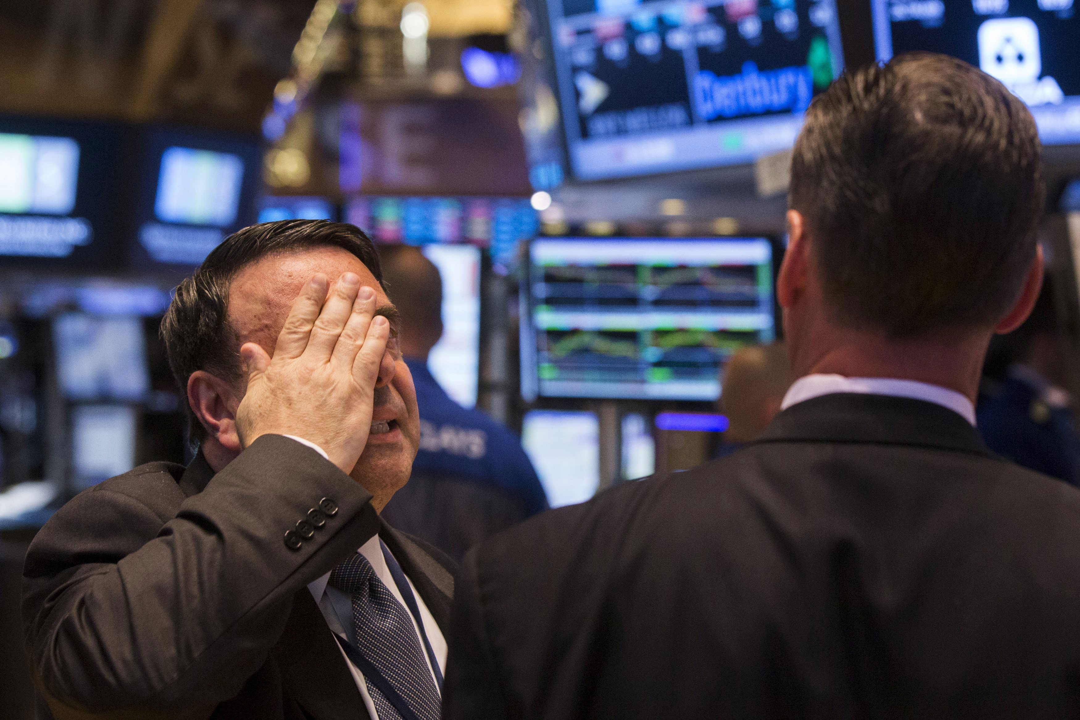 Nh&acirc;n vi&ecirc;n NYSE phản ứng sau khi s&agrave;n chứng kho&aacute;n n&agrave;y t&ecirc; liệt gần 4 giờ  
Ảnh: REUTERS