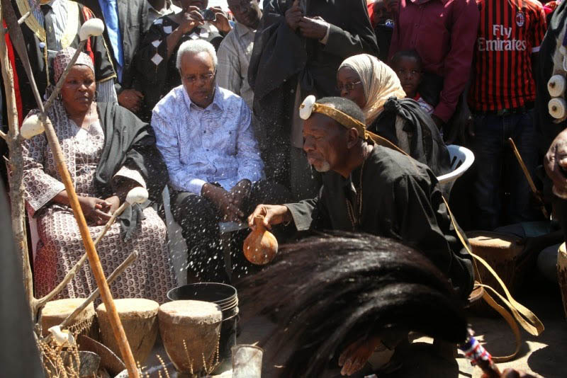 Ch&iacute;nh phủ Tanzania đang nỗ lực nghi&ecirc;m cấm c&aacute;c thầy c&uacute;ng tung tin đồn m&ecirc; t&iacute;n  Ảnh: SISICALABAR.COM