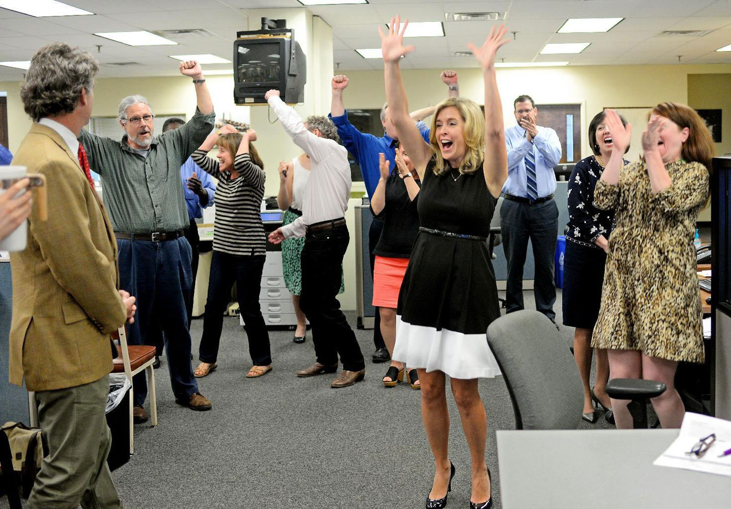 C&aacute;c ph&oacute;ng vi&ecirc;n b&aacute;o The Post and Courier vui mừng khi biết tin gi&agrave;nh giải Pulitzer 2015 Ảnh: AP