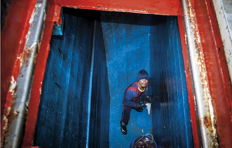 Một lao động nhập cư tr&ecirc;n t&agrave;u c&aacute; Th&aacute;i Lan Ảnh: ENVIRONMENTAL JUSTICE FOUNDATION