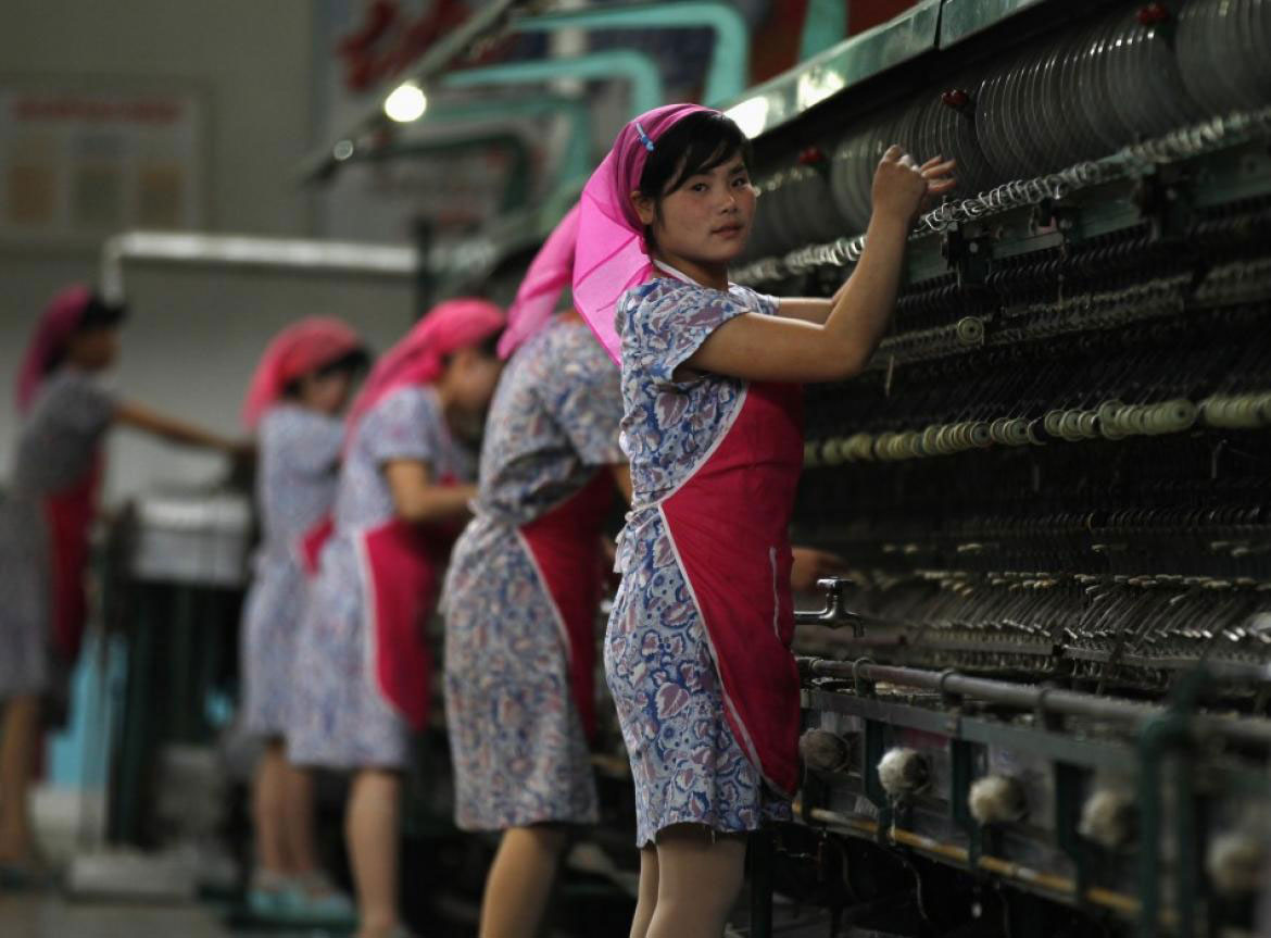 C&aacute;c cơ quan nh&agrave; nước, nh&agrave; m&aacute;y v&agrave; trường học ở Triều Ti&ecirc;n được lệnh bắt đầu hoạt động từ&hellip; 5 giờ s&aacute;ng để đối ph&oacute; với nắng n&oacute;ng Ảnh: REUTERS