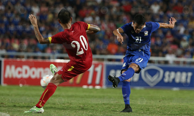 Tuyển Việt Nam bị Thái Lan bỏ xa trên BXH FIFA