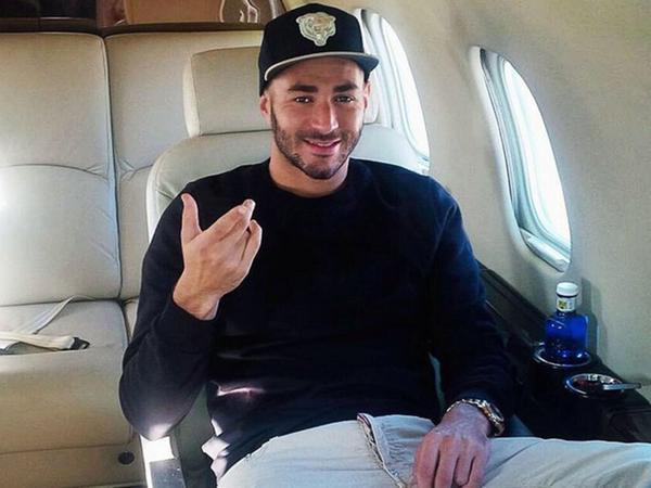 Benzema đăng ảnh trở về ch&acirc;u &Acirc;u tr&ecirc;n m&aacute;y bay
