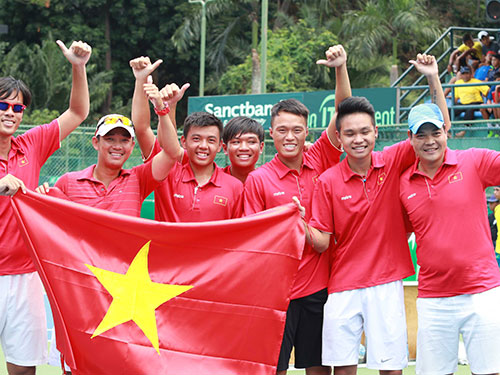 Niềm vui thăng hạng nhóm 2 Davis Cup của đội tuyển quần vợt Việt Nam Ảnh: Đức Anh