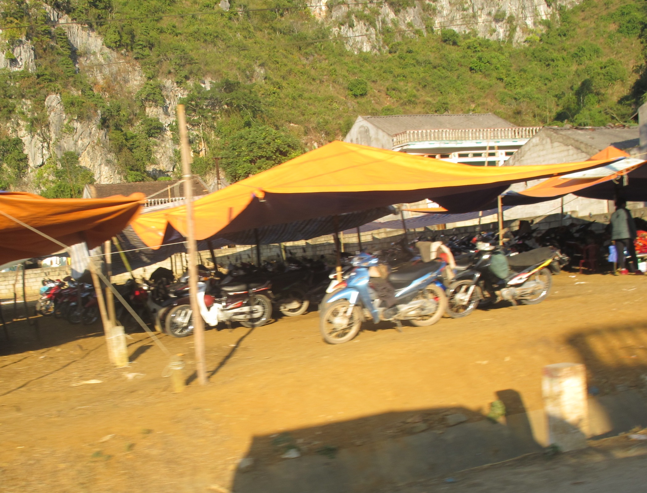 Những b&atilde;i giữ xe cho cửu vạn đi g&ugrave;i h&agrave;ng lậu lu&ocirc;n c&oacute; rất nhiều xe m&aacute;y