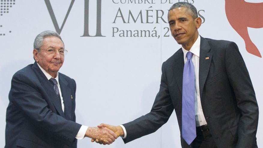 Chủ tịch Cuba Raul Castro (tr&aacute;i) v&agrave; Tổng thống Mỹ Barack Obama gặp nhau ở Panama h&ocirc;m 11-4                                 Ảnh: AP
