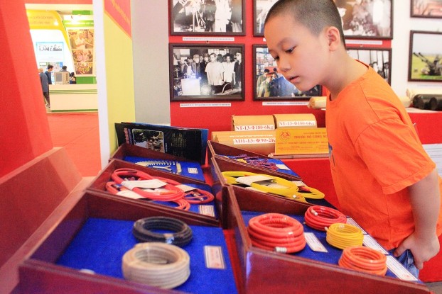 Một ch&aacute;u b&eacute; thích thú trong triển l&atilde;m