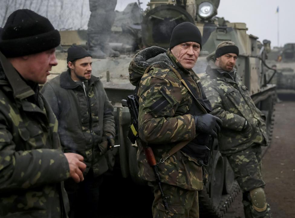 Qu&acirc;n đội Ukraine ở gần thị trấn Debaltseve... Ảnh: Reuters