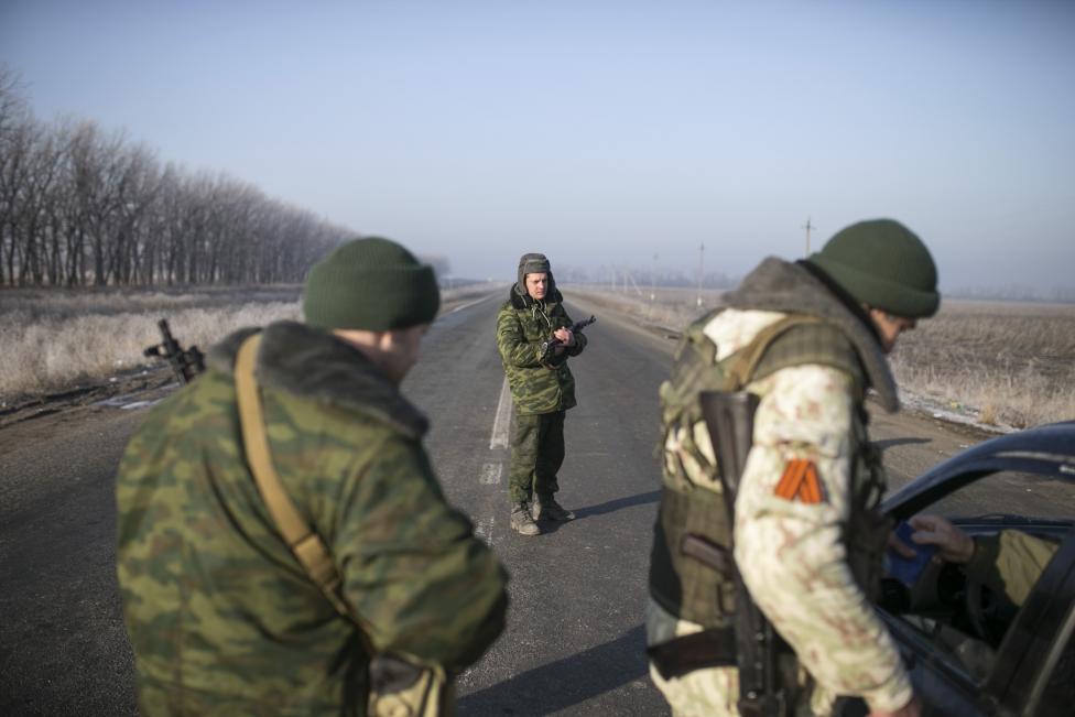 ...v&agrave; qu&acirc;n ly khai cũng chưa bu&ocirc;ng Debaltseve. Ảnh: Reuters