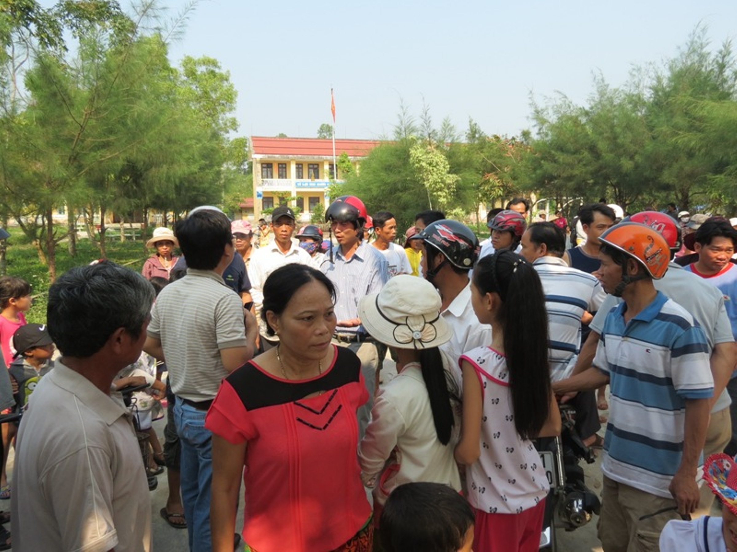  Phụ huynh bức x&uacute;c k&eacute;o đến trường