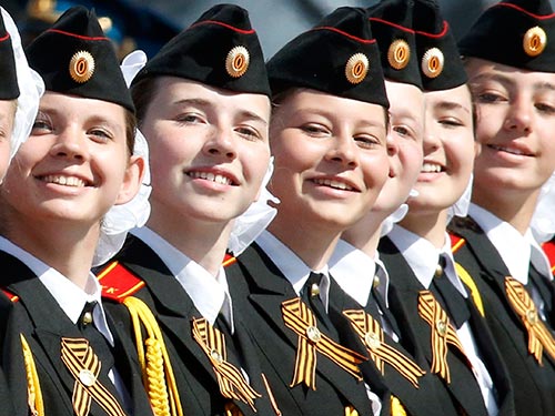 Các nữ quân nhân Nga trong lễ diễu binh Ảnh: REUTERS