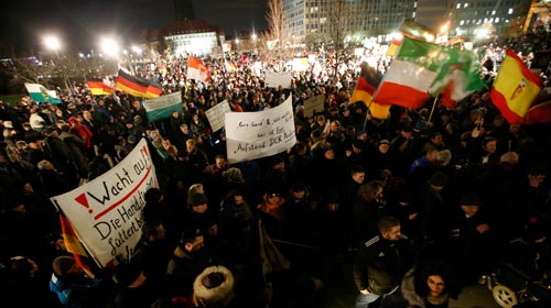 Cuộc tuần h&agrave;nh do nh&oacute;m PEDIGA tổ chức ở TP Dresden - Đức h&ocirc;m 12-1 Ảnh: REUTERS