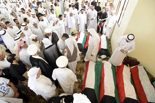 Cờ Kuwait phủ lên thi thể các nạn nhân vụ đánh bom tại nghĩa trang Al Jafariya ở Kuwait ngày 27-6
Ảnh: REUTERS