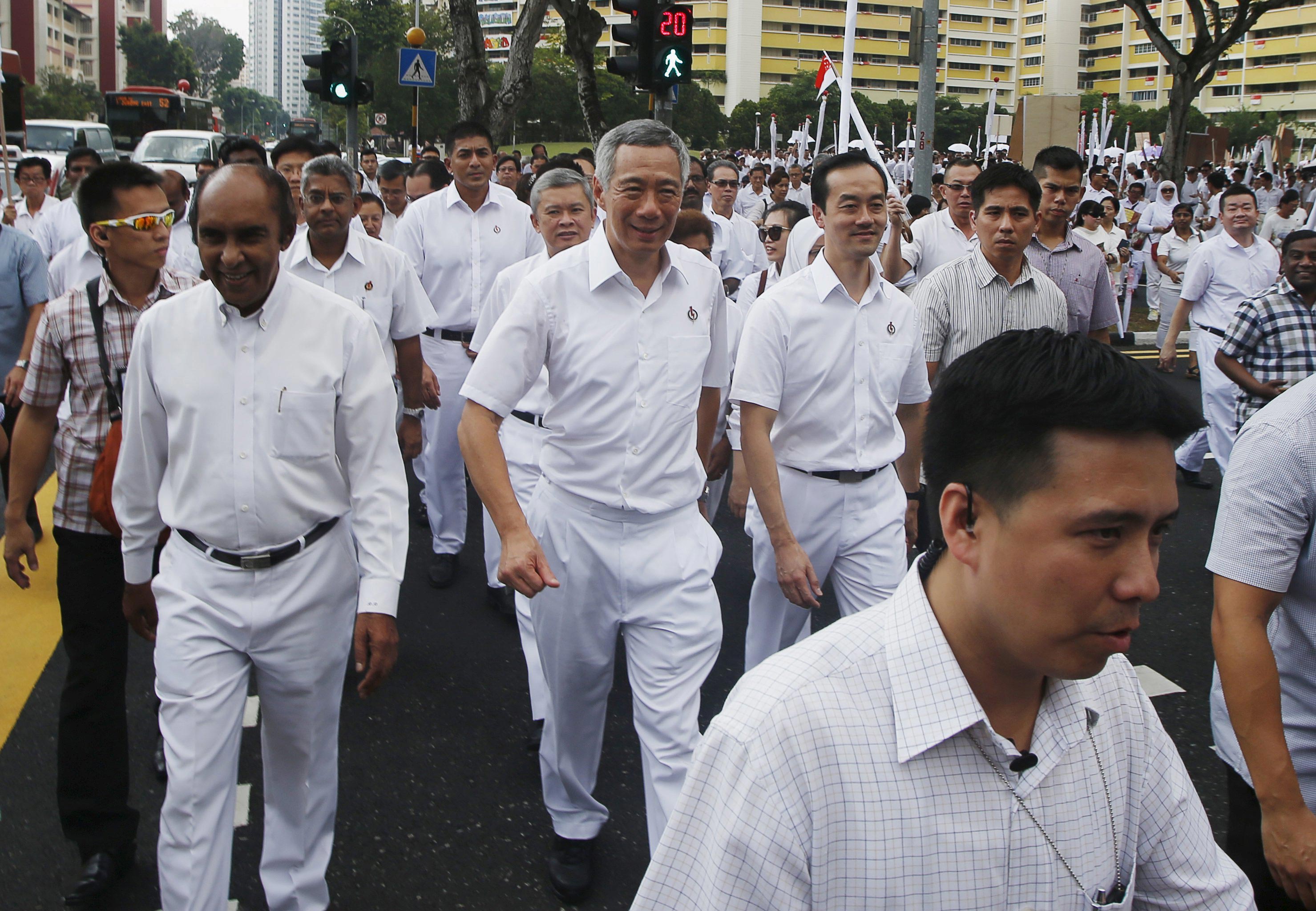 Thủ tướng Singapore Lý Hiển Long và những người ủng hộ hôm 1-9 Ảnh: REUTERS