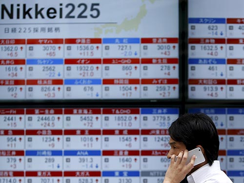 Thị trường chứng kho&aacute;n Nhật Bản đang g&acirc;y thắc thỏm Ảnh: REUTERS