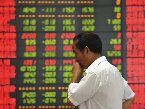 Chứng kho&aacute;n ở Trung Quốc đại lục tiếp tục giảm gi&aacute; h&ocirc;m 28-7 Ảnh: REUTERS