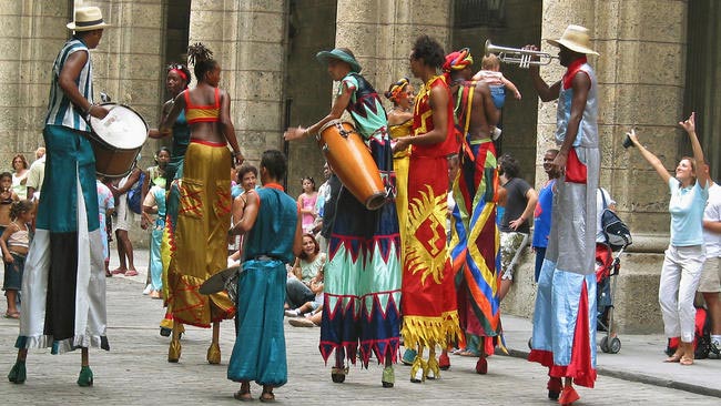 Vũ c&ocirc;ng c&agrave; kheo Cuba biểu diễn cho du kh&aacute;ch thưởng thức tr&ecirc;n đường phố Havana. Ảnh: SUN SENTINEL