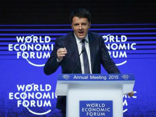 Thủ tướng &Yacute; Matteo Renzi ph&aacute;t biểu tại một sự kiện ở Davos ng&agrave;y 21-1 Ảnh: REUTERS