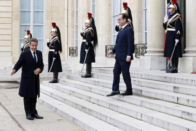 &Ocirc;ng Francois Hollande (phải) v&agrave; Nicolas Sarkozy tại điện Elysee Ảnh: REUTERS