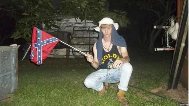 Nghi can Dylaan Roof chụp rất nhiều bức ảnh với l&aacute; cờ Confederate Ảnh: REUTERS