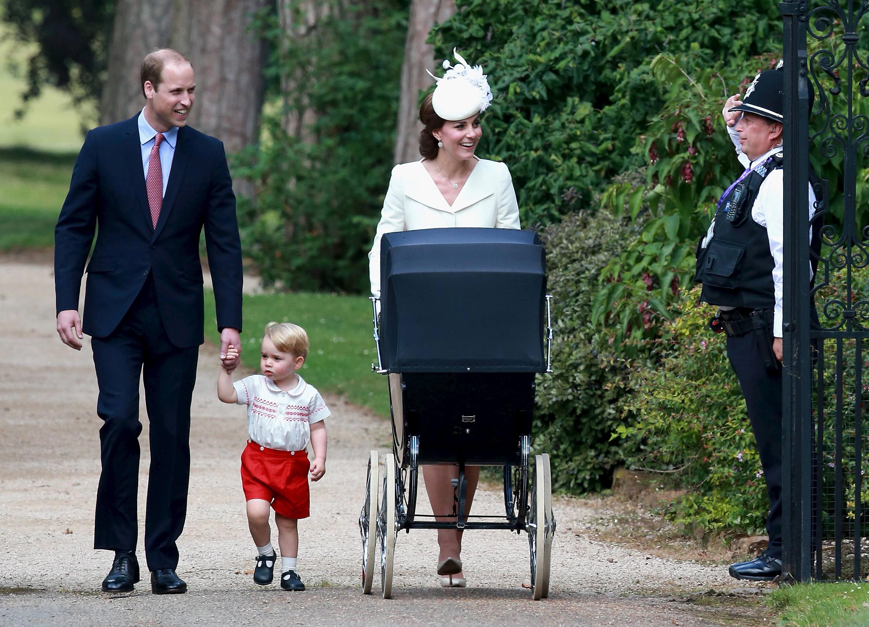 Gia đ&igrave;nh Ho&agrave;ng tử William Ảnh: REUTERS