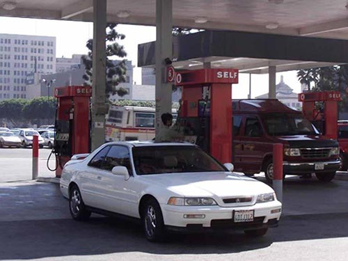 Người tiêu dùng Mỹ dễ chịu hơn khi đổ xăng nhưng các công ty dầu khí không hề vui Ảnh: REUTERS