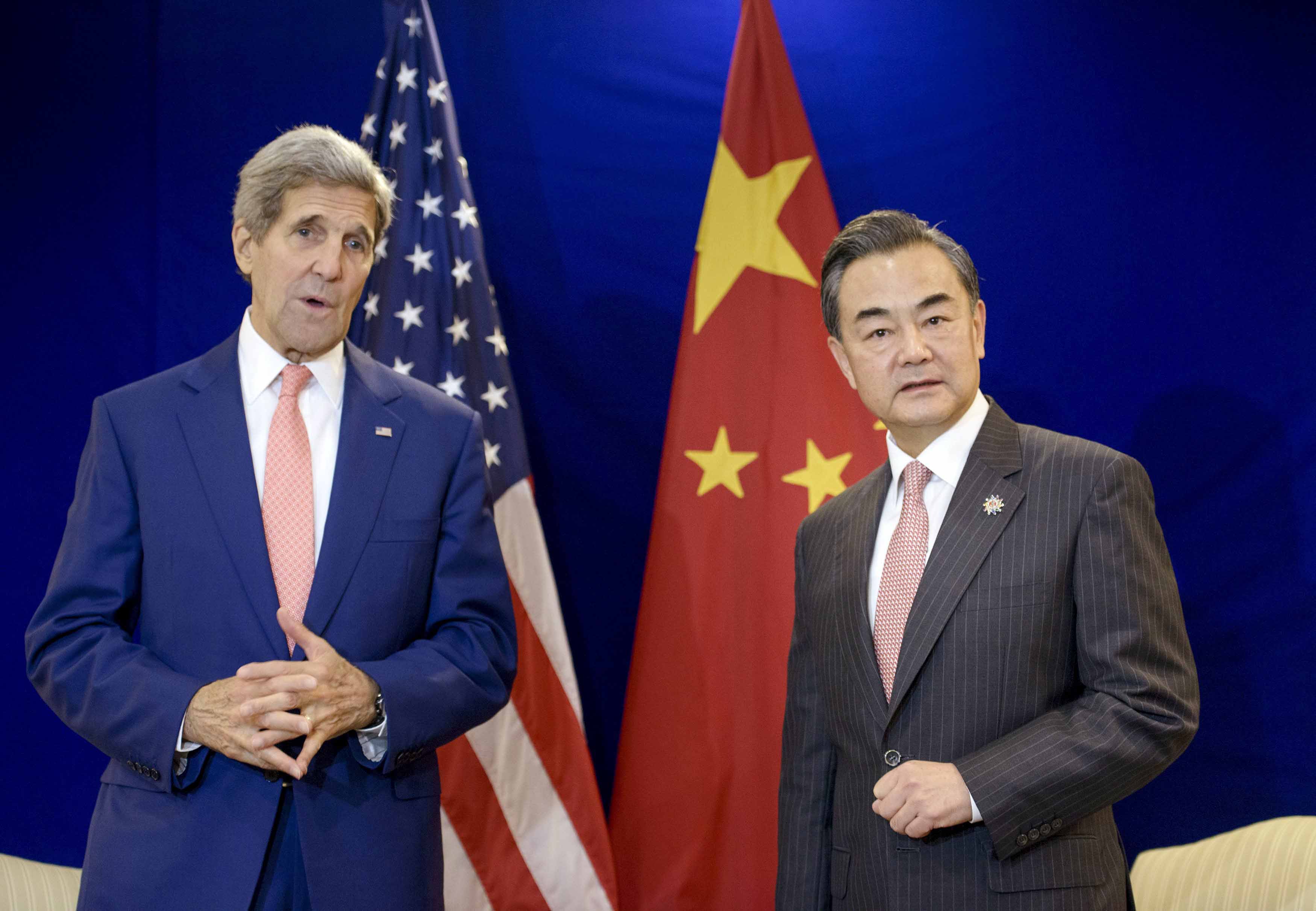 Ngoại trưởng Mỹ John Kerry hội đ&agrave;m với Ngoại trưởng Trung Quốc Vương Nghị h&ocirc;m 5-8          Ảnh: REUTERS