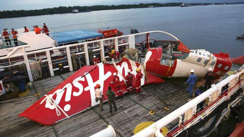 Các mảnh vỡ của chiếc máy bay AirAsia QZ8501 được tìm thấy Ảnh: AP
