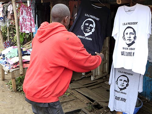 Người d&acirc;n Kenya h&aacute;o hức chờ đợi chuyến thăm của Tổng thống Mỹ Barack Obama Ảnh: REUTERS