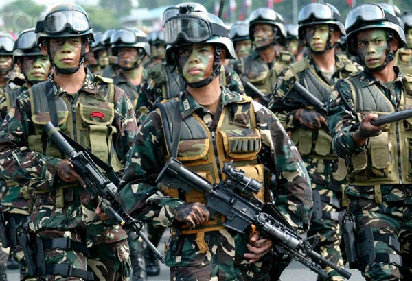 Qu&acirc;n đội Philippines kiểm tra th&ocirc;ng tin về &acirc;m mưu đảo ch&iacute;nh Ảnh: PHIL STAR